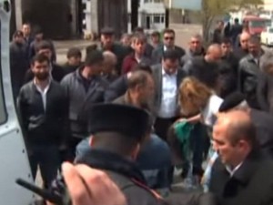 Faciəyə göz yuman qəza tamaşaçıları – VİDEO