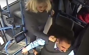 Sürücünü yumruqlayan qadın polisə verildi - VİDEO