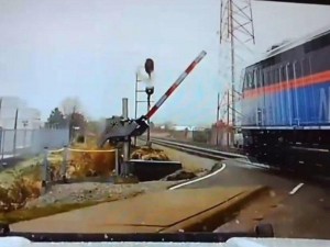 Polis maşını qatarla toqquşmadan son anda yayındı - VİDEO