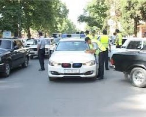 Maşın yol polisinin üstündən keçdi - Ağdaşda