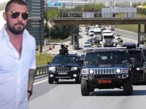 Yüz avtomobillik kortejlə həbsxanaya gedən avtoritetin maskası düşdü – FOTO + VİDEO