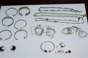 Aeroportda gömrük nəzarətinə bəyan edilməyən zərgərlik məmulatları aşkarlanıb