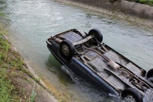 Maşın kanala düşdü: yaralı var