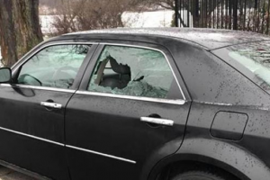 Türkiyə səfirliyinin avtomobilinə hücum edilib