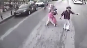 Piyadadan ağlasığmaz hərəkət: Avtobusun şüşəsini sındırdı ki... – VİDEO