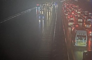 Aeroport yolunda yol qəzası baş verib, tıxac yaranıb - VİDEO