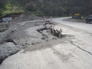 Ağsu dolaylarında yol çöküb