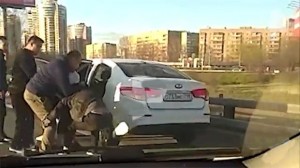 Taksi sürücüsünü belə döydülər  - VİDEO