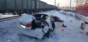 “Toyota” yük qatarı ilə toqquşdu: 2 nəfər xəsarət alıb - FOTO