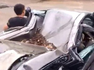 Xurd-xəşil etdyi maşını apardı: "Bunu təmir etdirəcəyəm" – VİDEO