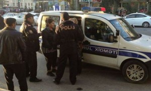 Polisi daşla yaraladı, sonra alt geyimində saxlanıldı - Şirvanda biabırçılıq