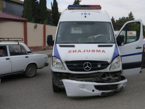 Yevlaxdan xəstə daşıyan ambulans Mingəçevirdə qəzaya düşüb