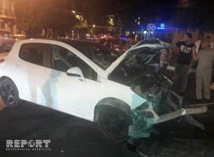 Sürət həddini aşan sürücü qəza törədib - VİDEO