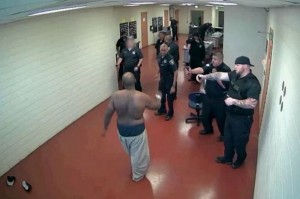 12 nəzarətçi 1 məhbusa qarşı – VİDEO