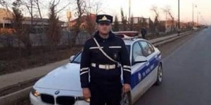 Yol polisi hamilə qadını və körpəsini xilas etdi - FOTO