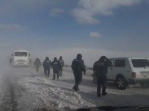 Ermənistanda 1000-dən çox maşın yolda qalıb