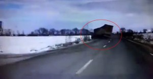 Yük maşını avtomobilin üstünə aşdı: sürücü yaralanıb - VİDEO