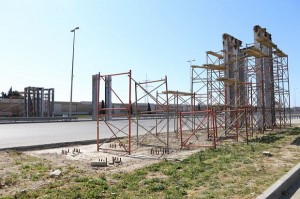 Bakıda insanları ölümlə üz-üzə qoyan yarımçıq piyada keçidi - FOTO - VIDEO