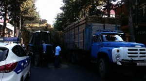 Zaqatalanın mərkəzində ot maşını aşdı: yolda hərəkət dayanıb – FOTO+VİDEO