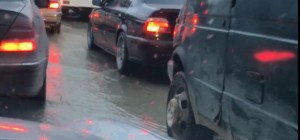 Bakıda magistral kəmərdə qəza - Avtomobil yolunu su basdı