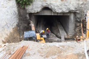 Heydər Əliyev prospektində yeraltı keçid tikilir - VİDEO