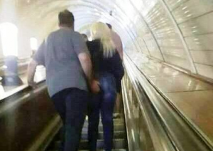 Metroda BİABIRÇILIQ: Kişi tanımadığı qadının arxasına... - FOTO