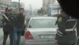 Yol polisi sürücünü tutmaq üçün «Mercedes»in şüşəsini sındırdı - VİDEO