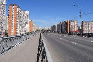 Ana 2 azyaşlı qız övladını körpüdən atdı - VİDEO