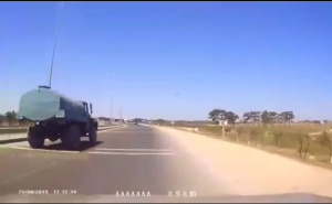 Bakıda təhlükəli su maşını: sürücülər ehtiyyatlı olsun - VİDEO