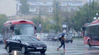Yağışlı havada sürücülərin etdikləri bu səhv qəzaya səbəb ola bilər – XƏBƏRDARLIQ - VİDEO  