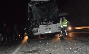 Avtobus yük maşınına çırpıldı: 1-i ağır, 6 yaralı - FOTO