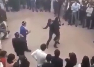 Erotik rəqs edən qızın üstündə toyda qırğın düşdü – VİDEO