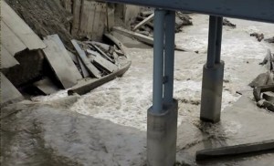 Güclü sel piyada və avtomobil körpüsünü yararsız hala salıb - Qəbələdə