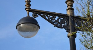 Bakıda paradoks - dirəyi basdırır, işığı yandırmağa səlahiyyəti çatmır