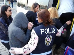 Fahişəlik edən bacılar deportasiya olundu