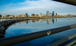 Bakı bulvarında gənc qız özünü dənizə atıb