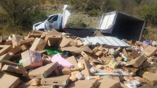 Yük maşını aşdı, toyuqlar yola dağıldı - VİDEO