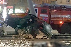 “Hyundai” beton dirəyə çırpılıb ikiyə qatlandı – ANBAAN VİDEO