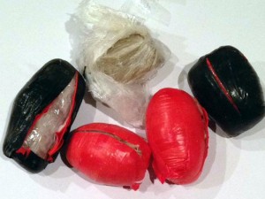 Gömrükdə kişinin düz bağırsağından narkotik çıxdı