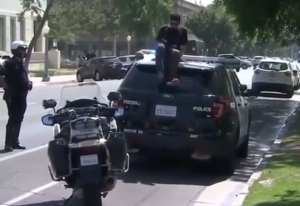Polis maşınının üstünə çıxıb belə əzdi: polisin gözünün önündə - VIDEO