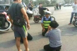 Sürücü yol polisini diz çökdürdü  – FOTO