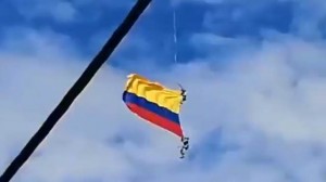 Aviaşou zamanı iki hərbçi yüksəklikdən yerə düşüb - VİDEO