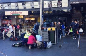 Avtomobili kütlənin üzərinə sürdü - 7 yaralı