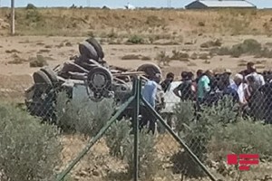 Ələtdə yük avtomobili aşdı: sürücü ölüb