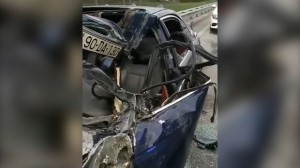 Aeroport yolunda BMW yük maşınına çırpıldı   - VİDEO