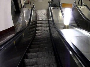 Metroda dəhşət: 9 yaşlı uşağın ayağı eskalatorun arasında qaldı - VİDEO
