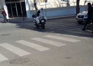 Motosikletli yol polisi qanunu heçə saydı: Görün nə etdi - FOTOFAKT