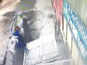 Asfalt çökdü, iki qadın boşluğa düşdü - VİDEO