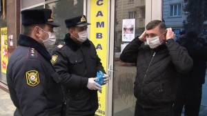 Xırdalan polisi sakinlərə tibbi maska payladı - FOTO - VİDEO