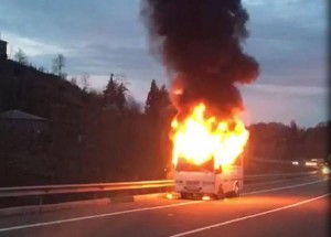 Hərəkətdə olan avtobus yandı - VİDEO